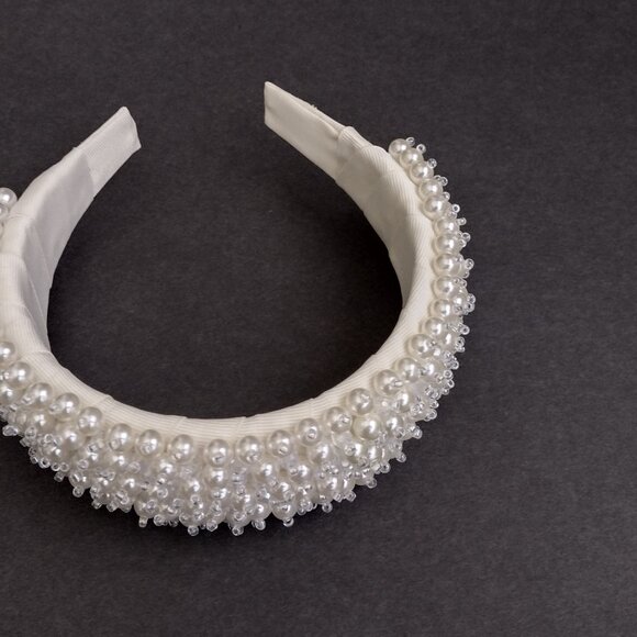 Artisan Glow: Headband with Acrylic Pearls and Crystals" beige. - Picture 13 of 14